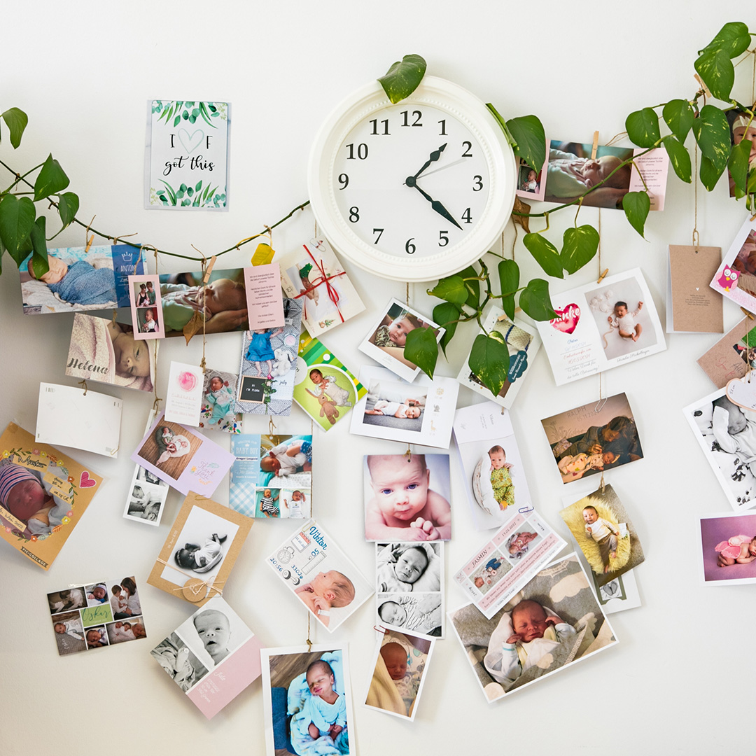 Wand mit Babyfotos im Wunschbaby Institut